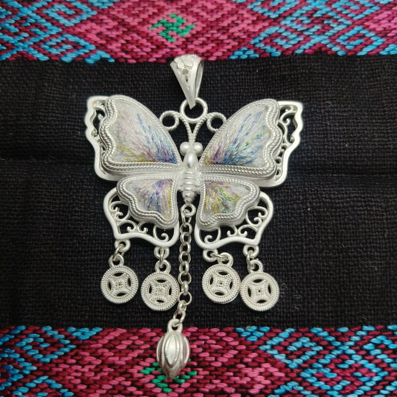 Iridescent Embroidered Butterfly Coin‑Tassel Pendant, Oriental Vintage Hollow Silver‑Tone Ethnic Necklace Charm - 图片 2