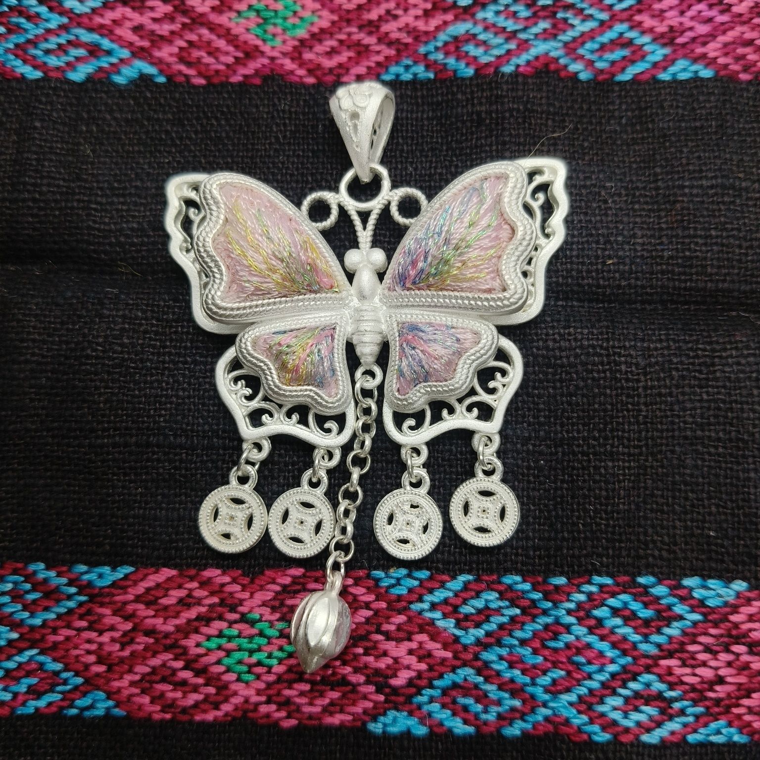 Pink‑Tone Iridescent Embroidered Butterfly Coin‑Tassel Pendant, Oriental Vintage Hollow Silver‑Tone Ethnic Necklace Charm - 图片 6