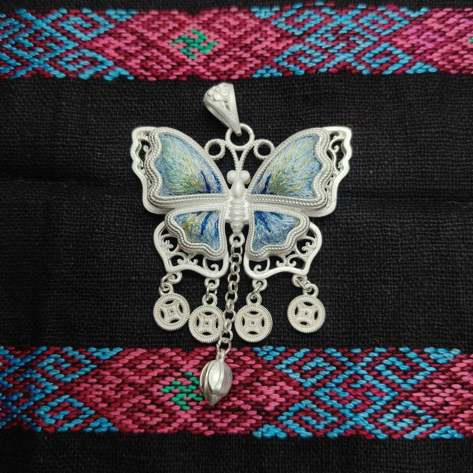 Sky‑Blue Iridescent Embroidered Butterfly Coin‑Tassel Pendant, Oriental Vintage Hollow Silver‑Tone Ethnic Necklace Charm - 图片 7