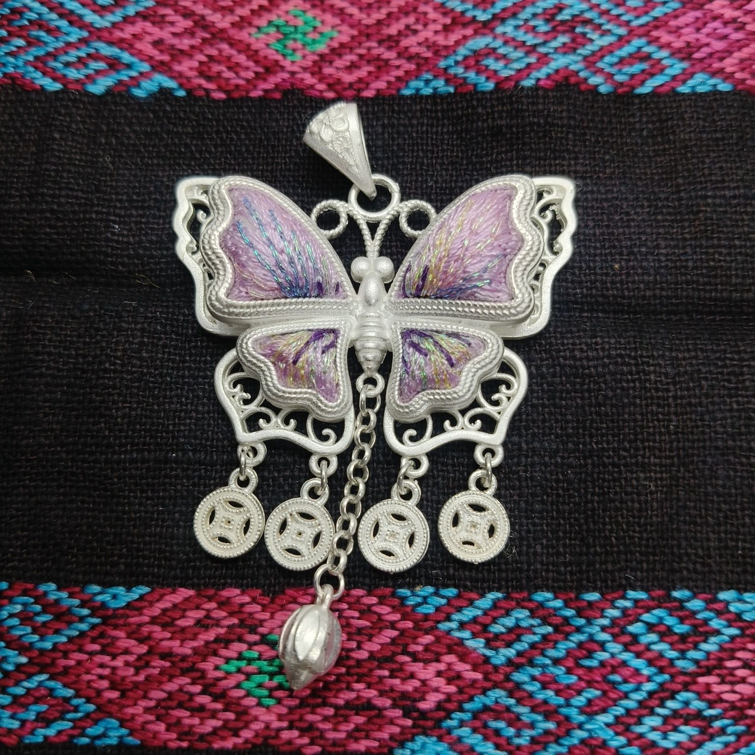 Lavender‑Purple Iridescent Embroidered Butterfly Coin‑Tassel Pendant, Oriental Vintage Hollow Silver‑Tone Ethnic Necklace Charm - 图片 3