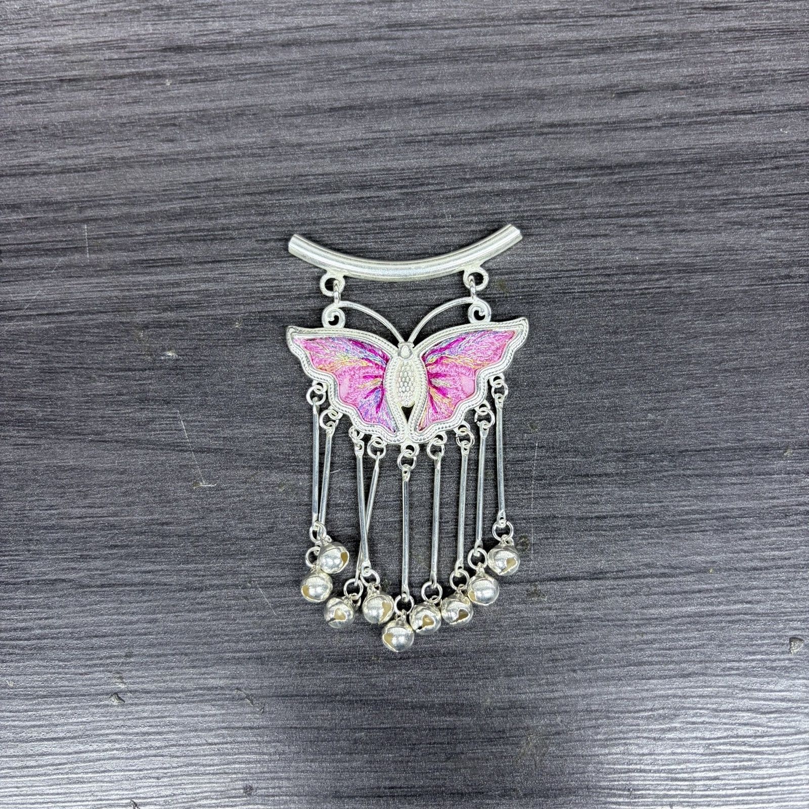 Hot‑Pink Iridescent Embroidered Butterfly Bell‑Tassel Pendant, Oriental Vintage Curved‑Bar Silver‑Tone Ethnic Necklace Charm - 图片 7
