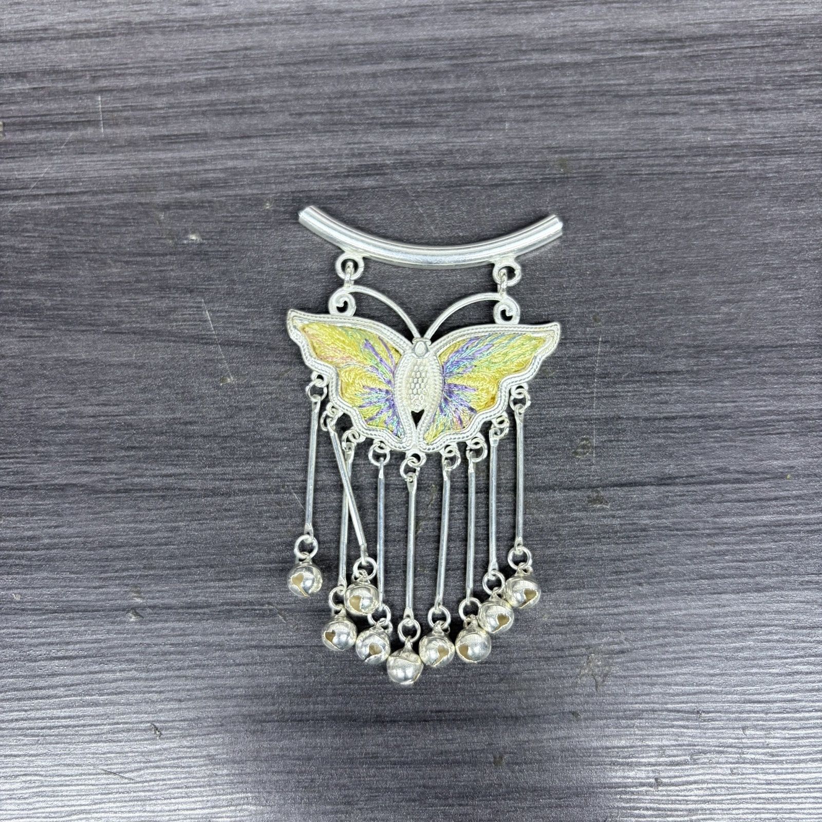 Golden‑Yellow Purple‑Veined Embroidered Butterfly Bell‑Tassel Pendant, Oriental Vintage Curved‑Bar Silver‑Tone Ethnic Necklace Charm - 图片 2