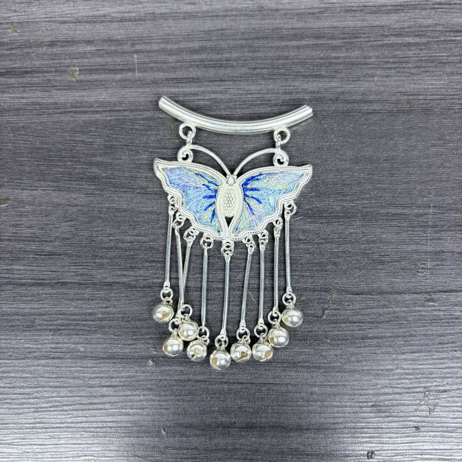 Sky‑Blue Royal‑Veined Embroidered Butterfly Bell‑Tassel Pendant, Oriental Vintage Curved‑Bar Silver‑Tone Ethnic Necklace Charm - 图片 2