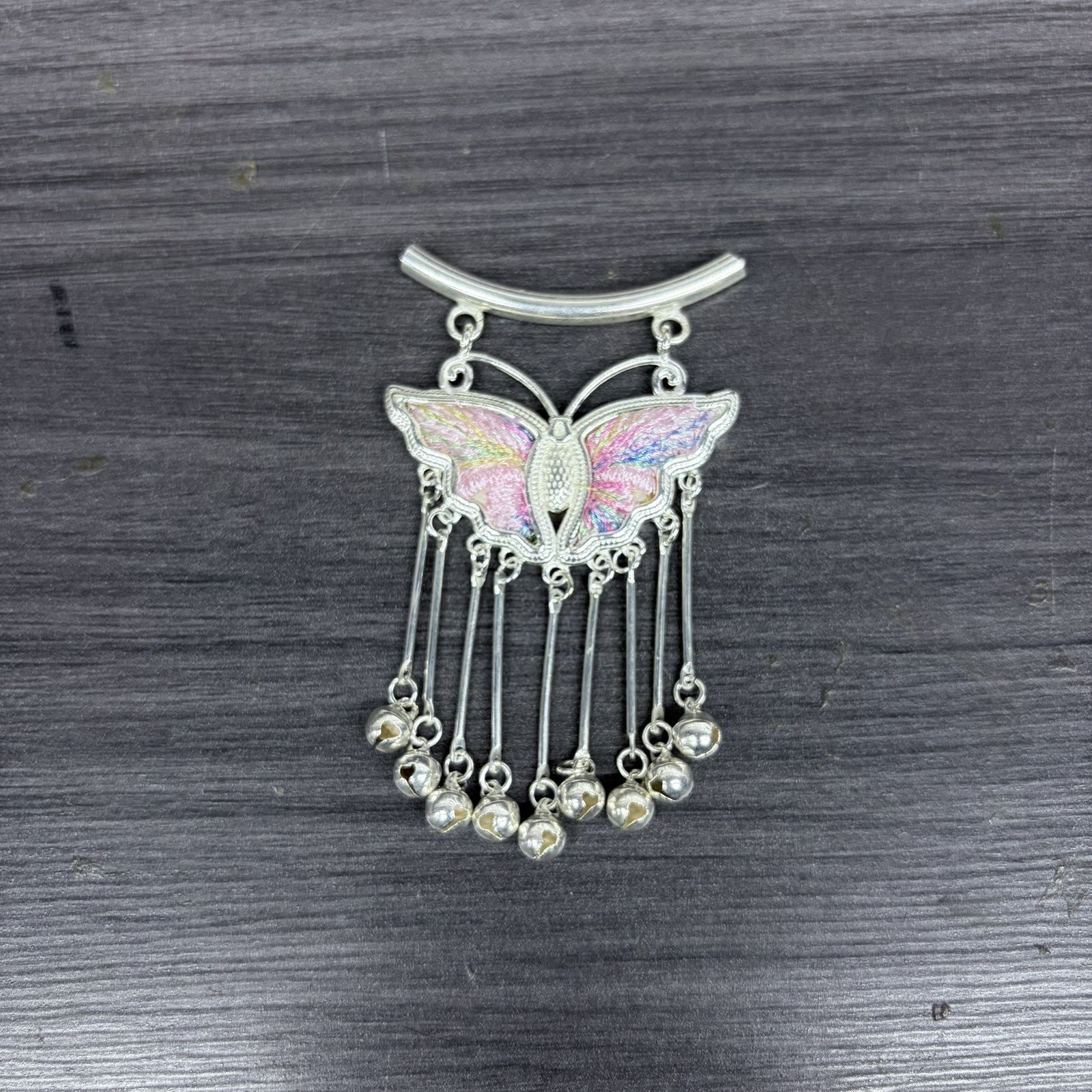 Pastel‑Pink Iridescent Rainbow‑Embroidered Butterfly Bell‑Tassel Pendant, Oriental Vintage Curved‑Bar Silver‑Tone Ethnic Necklace Charm - 图片 4