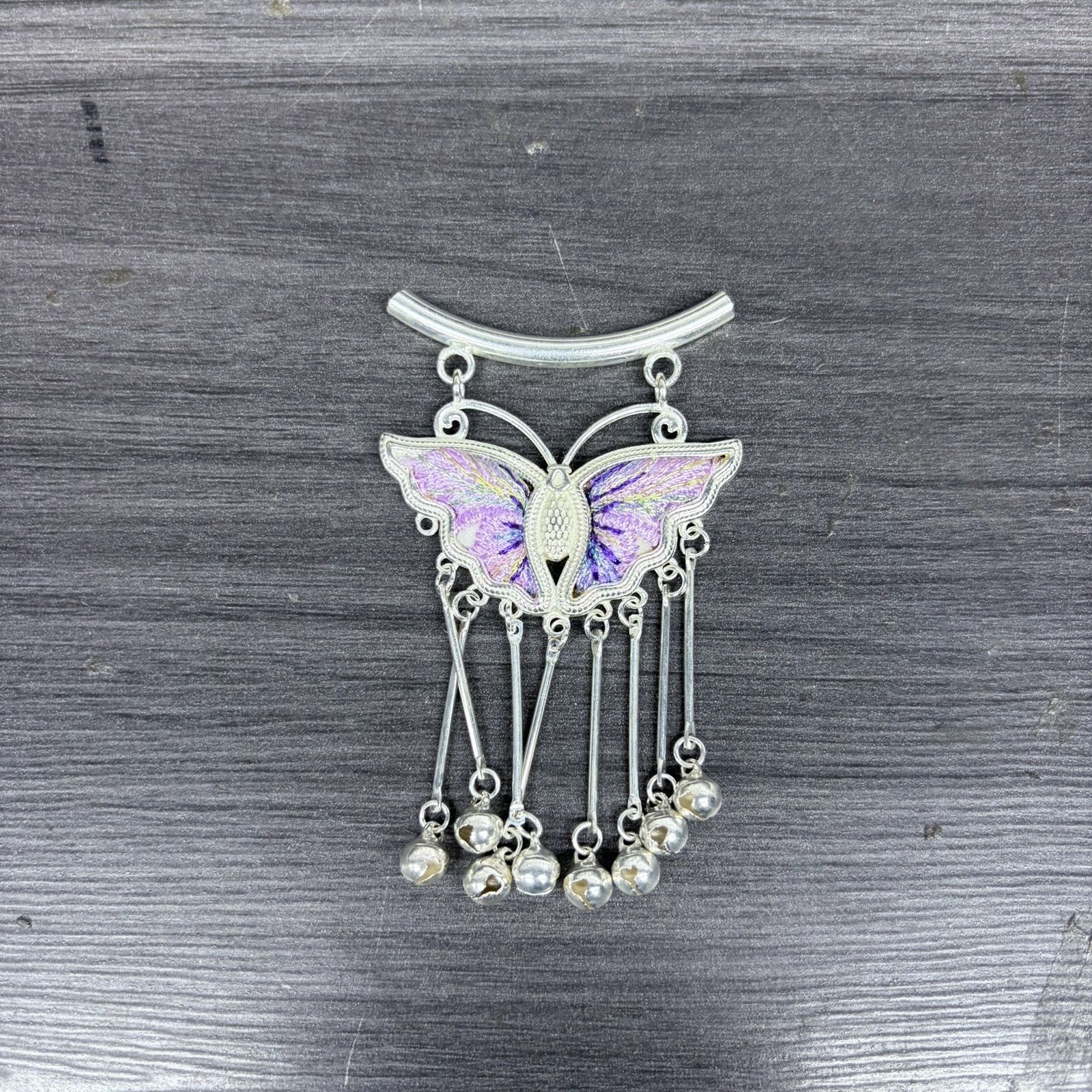 Lavender‑Purple Iridescent Embroidered Butterfly Bell‑Tassel Pendant, Oriental Vintage Curved‑Bar Silver‑Tone Ethnic Necklace Charm - 图片 5