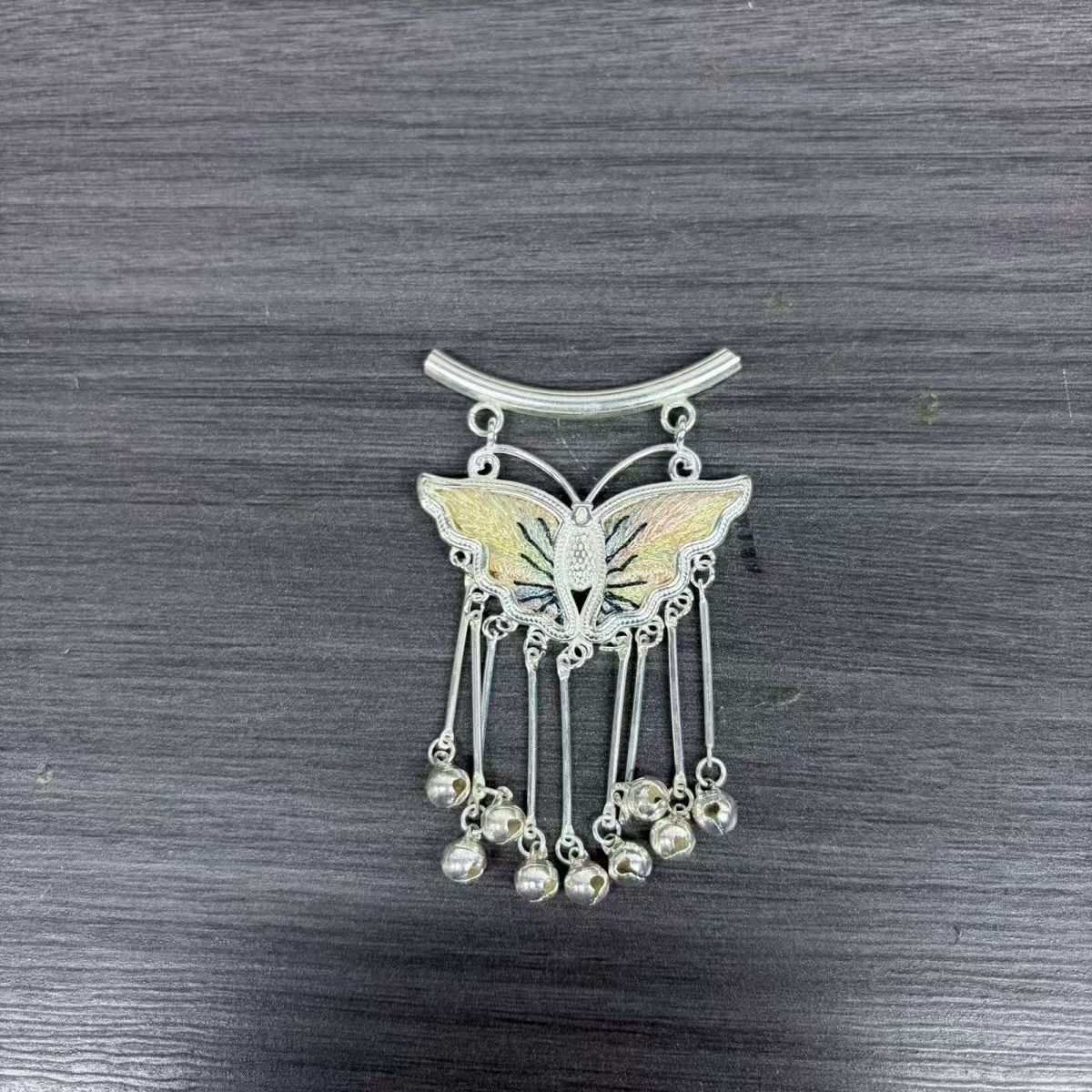 Pale‑Yellow Iridescent Embroidered Butterfly Bell‑Tassel Pendant, Oriental Vintage Curved‑Bar Silver‑Tone Ethnic Necklace Charm - 图片 5