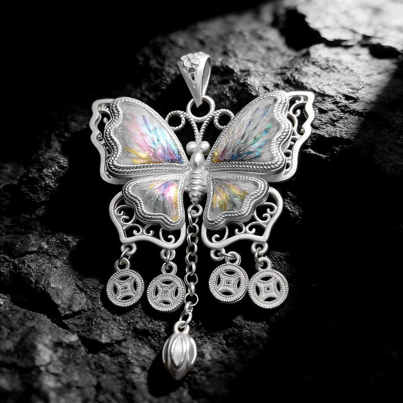 Iridescent Embroidered Butterfly Coin‑Tassel Pendant, Oriental Vintage Hollow Silver‑Tone Ethnic Necklace Charm - 图片 7
