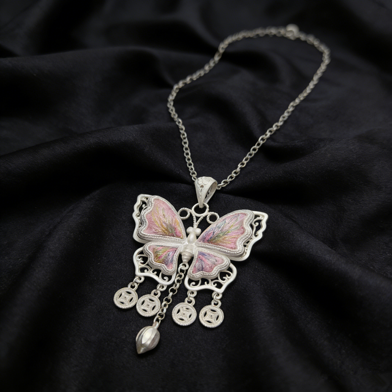 Pink‑Tone Iridescent Embroidered Butterfly Coin‑Tassel Pendant, Oriental Vintage Hollow Silver‑Tone Ethnic Necklace Charm - 图片 5