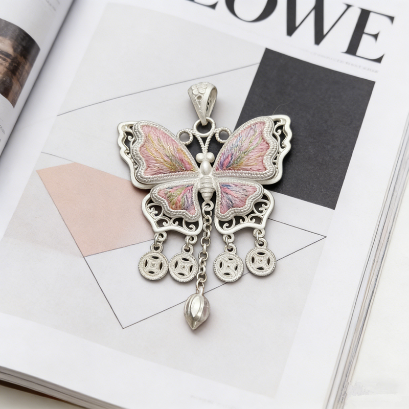 Pink‑Tone Iridescent Embroidered Butterfly Coin‑Tassel Pendant, Oriental Vintage Hollow Silver‑Tone Ethnic Necklace Charm - 图片 3