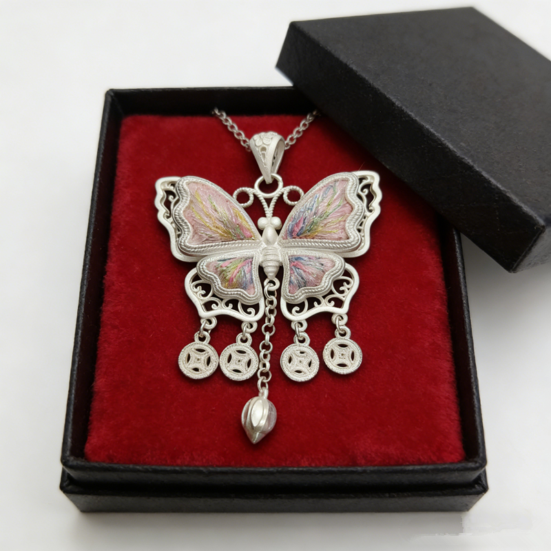 Pink‑Tone Iridescent Embroidered Butterfly Coin‑Tassel Pendant, Oriental Vintage Hollow Silver‑Tone Ethnic Necklace Charm - 图片 2
