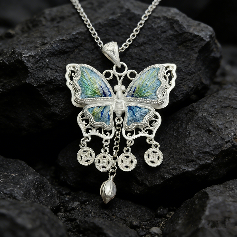 Sky‑Blue Iridescent Embroidered Butterfly Coin‑Tassel Pendant, Oriental Vintage Hollow Silver‑Tone Ethnic Necklace Charm - 图片 4