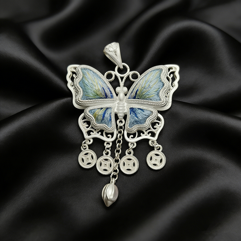 Sky‑Blue Iridescent Embroidered Butterfly Coin‑Tassel Pendant, Oriental Vintage Hollow Silver‑Tone Ethnic Necklace Charm - 图片 3