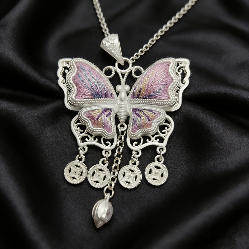 Lavender‑Purple Iridescent Embroidered Butterfly Coin‑Tassel Pendant, Oriental Vintage Hollow Silver‑Tone Ethnic Necklace Charm - 图片 7