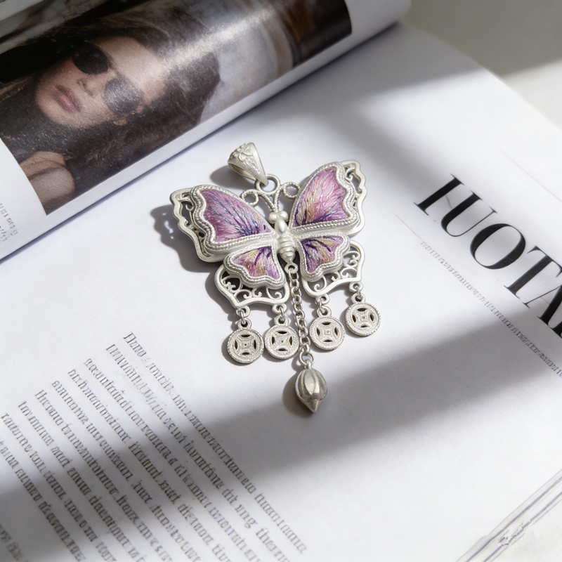 Lavender‑Purple Iridescent Embroidered Butterfly Coin‑Tassel Pendant, Oriental Vintage Hollow Silver‑Tone Ethnic Necklace Charm - 图片 4