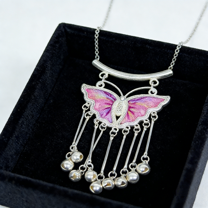 Hot‑Pink Iridescent Embroidered Butterfly Bell‑Tassel Pendant, Oriental Vintage Curved‑Bar Silver‑Tone Ethnic Necklace Charm - 图片 2