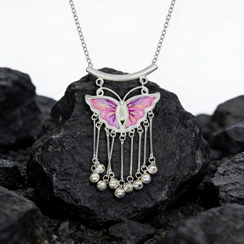 Hot‑Pink Iridescent Embroidered Butterfly Bell‑Tassel Pendant, Oriental Vintage Curved‑Bar Silver‑Tone Ethnic Necklace Charm - 图片 3