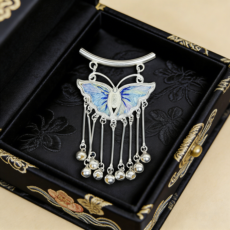 Sky‑Blue Royal‑Veined Embroidered Butterfly Bell‑Tassel Pendant, Oriental Vintage Curved‑Bar Silver‑Tone Ethnic Necklace Charm - 图片 3