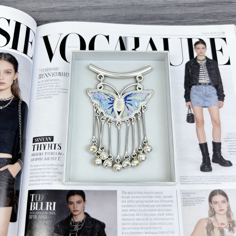 Sky‑Blue Royal‑Veined Embroidered Butterfly Bell‑Tassel Pendant, Oriental Vintage Curved‑Bar Silver‑Tone Ethnic Necklace Charm - 图片 5