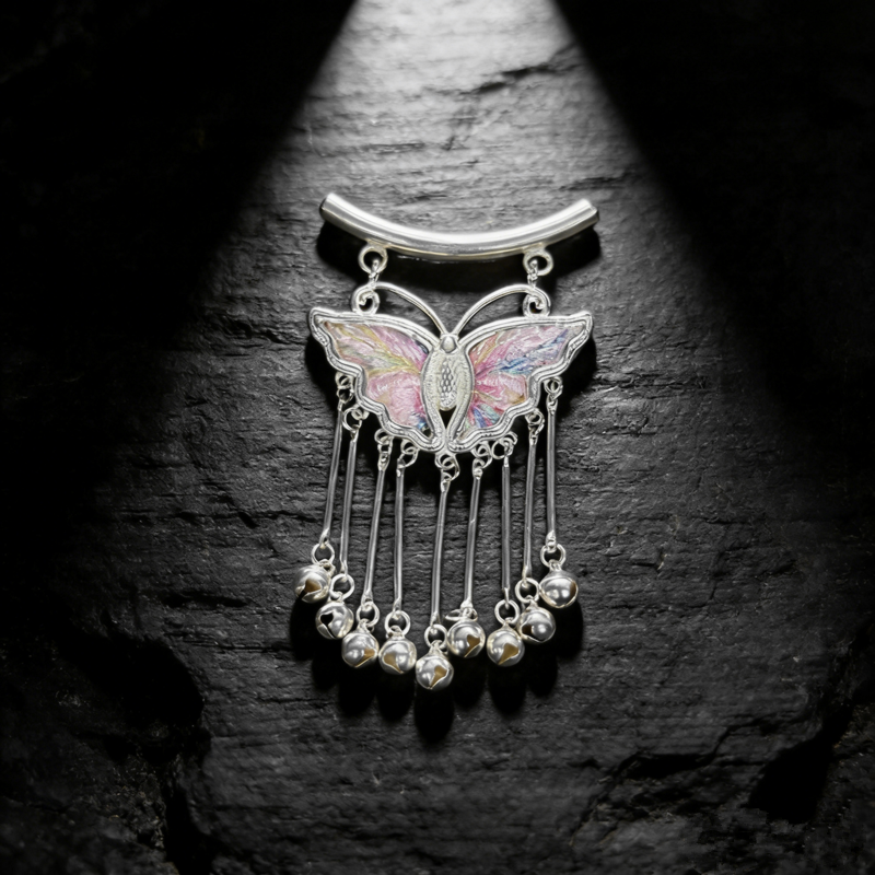 Pastel‑Pink Iridescent Rainbow‑Embroidered Butterfly Bell‑Tassel Pendant, Oriental Vintage Curved‑Bar Silver‑Tone Ethnic Necklace Charm - 图片 5