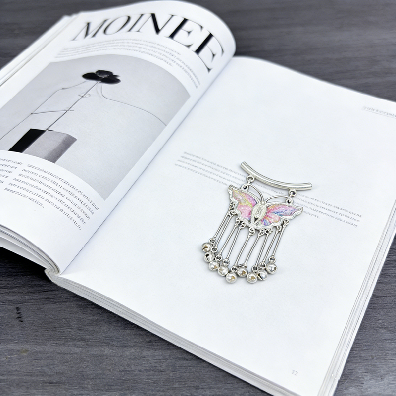 Pastel‑Pink Iridescent Rainbow‑Embroidered Butterfly Bell‑Tassel Pendant, Oriental Vintage Curved‑Bar Silver‑Tone Ethnic Necklace Charm - 图片 6