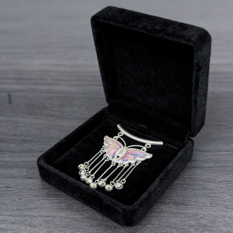 Pastel‑Pink Iridescent Rainbow‑Embroidered Butterfly Bell‑Tassel Pendant, Oriental Vintage Curved‑Bar Silver‑Tone Ethnic Necklace Charm - 图片 2