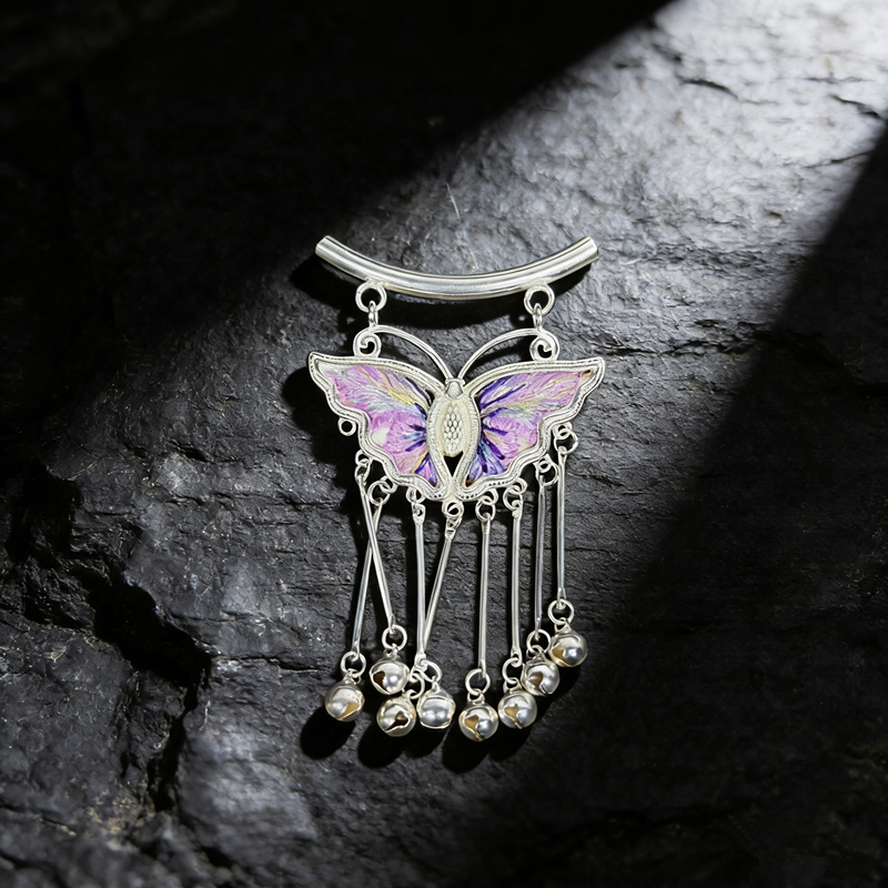 Lavender‑Purple Iridescent Embroidered Butterfly Bell‑Tassel Pendant, Oriental Vintage Curved‑Bar Silver‑Tone Ethnic Necklace Charm - 图片 2