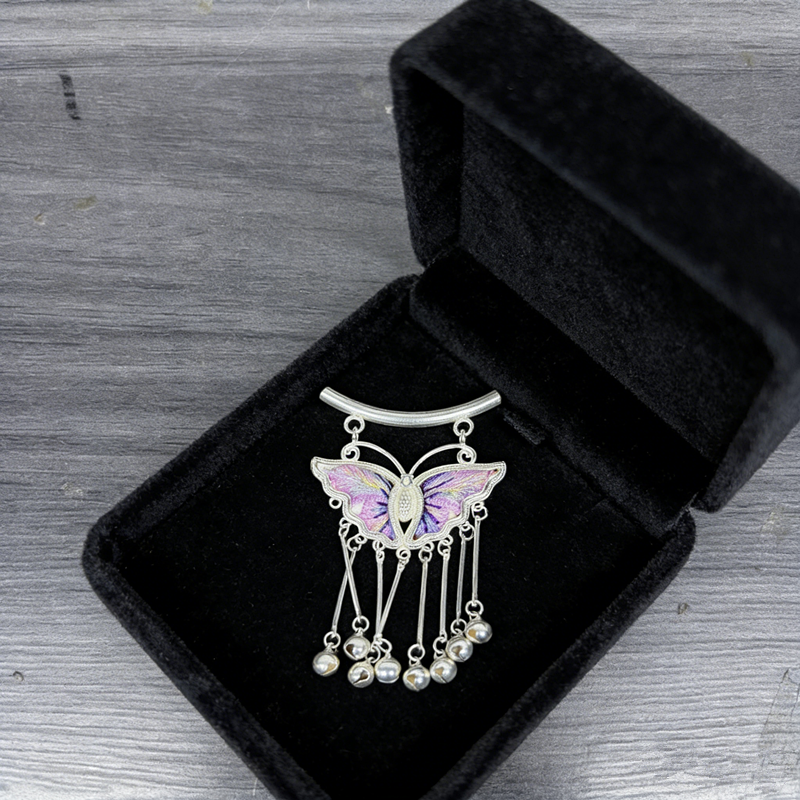 Lavender‑Purple Iridescent Embroidered Butterfly Bell‑Tassel Pendant, Oriental Vintage Curved‑Bar Silver‑Tone Ethnic Necklace Charm - 图片 7