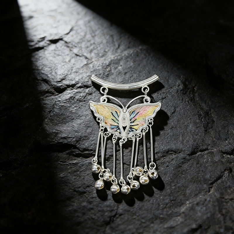 Pale‑Yellow Iridescent Embroidered Butterfly Bell‑Tassel Pendant, Oriental Vintage Curved‑Bar Silver‑Tone Ethnic Necklace Charm - 图片 6