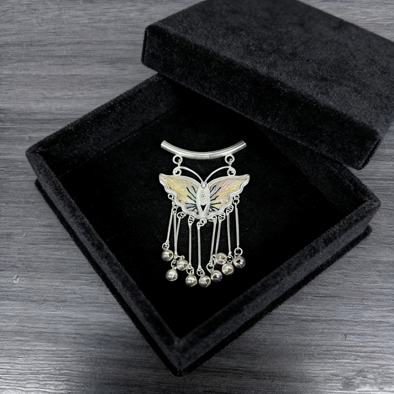 Pale‑Yellow Iridescent Embroidered Butterfly Bell‑Tassel Pendant, Oriental Vintage Curved‑Bar Silver‑Tone Ethnic Necklace Charm - 图片 2