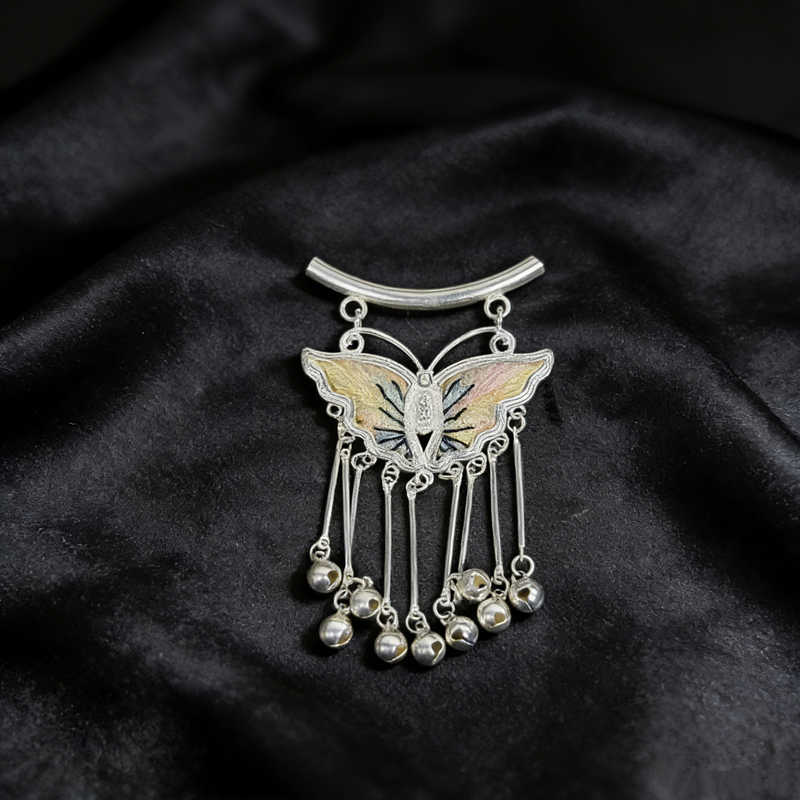 Pale‑Yellow Iridescent Embroidered Butterfly Bell‑Tassel Pendant, Oriental Vintage Curved‑Bar Silver‑Tone Ethnic Necklace Charm - 图片 3